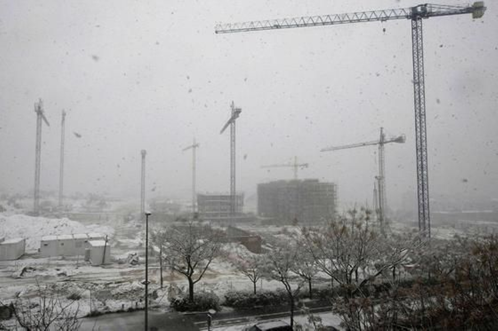 Una intensa nevada cubre Barcelona y a casi toda Cataluña. /EFE · AFP Photo · Reuters