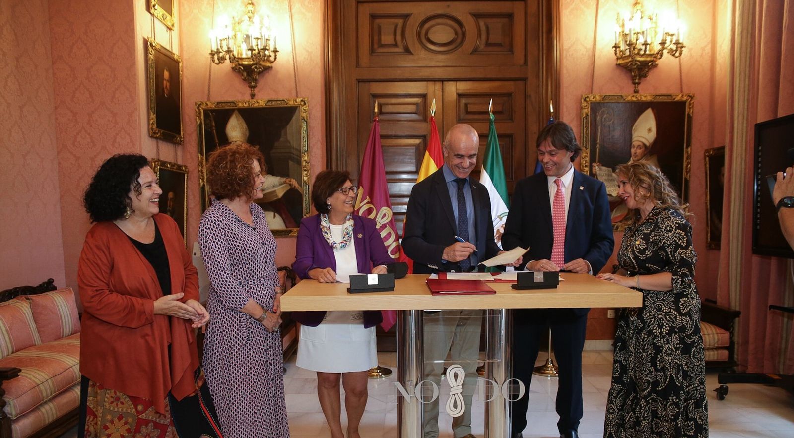 Imagen de archivo del alcalde Antonio Muñoz en una firma reciente de convenio de colaboración con entidades.