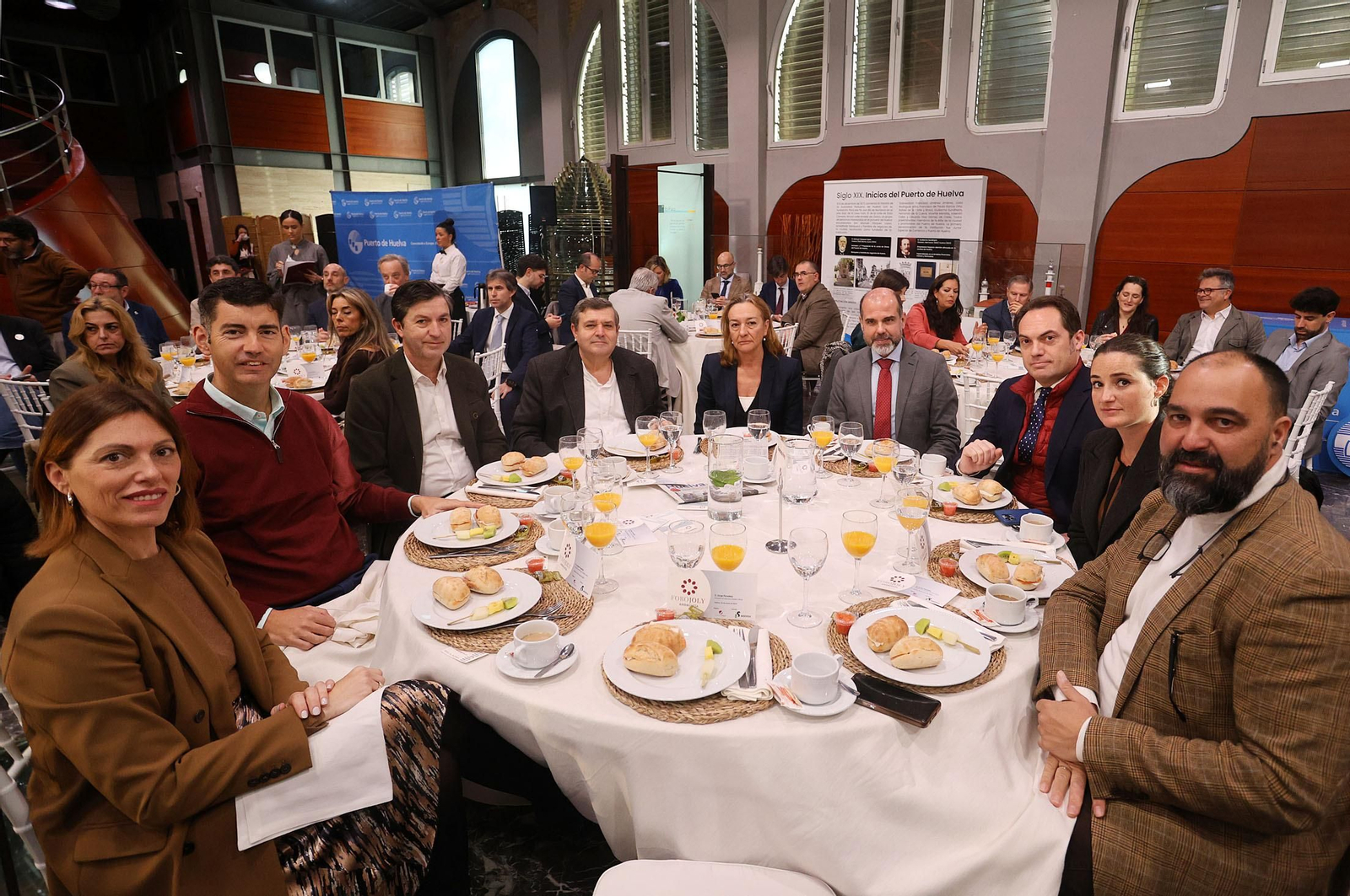 Imágenes de las mesas de invitados al Foro Joly Andalucía