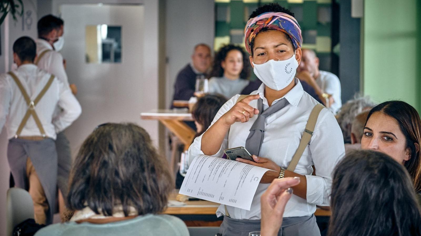 Una camarera en un chiringuito de El Palmar.