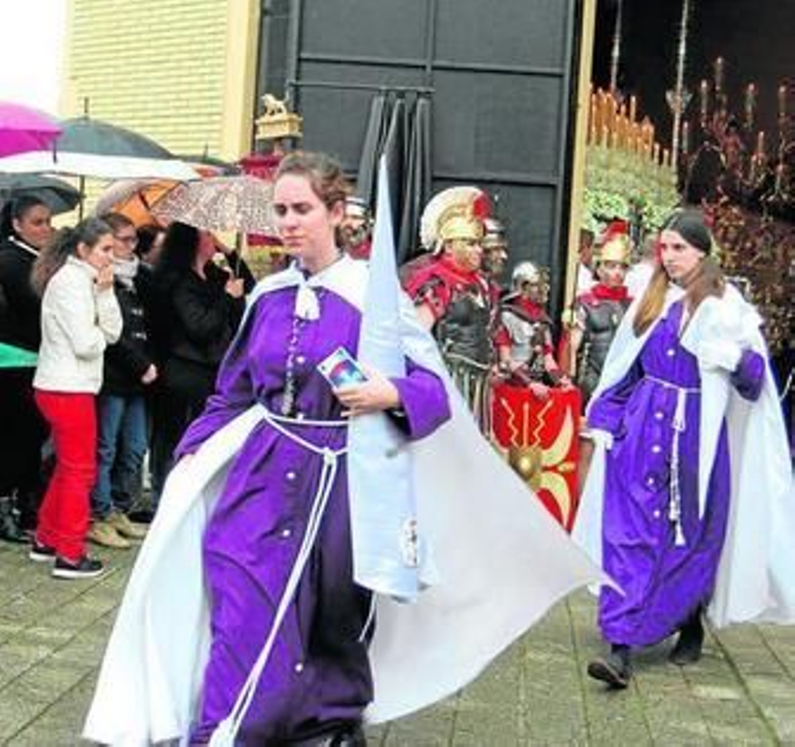 Tras suspender la estación de penitencia, los nazarenos pasaron por la capilla para ver a sus titulares.