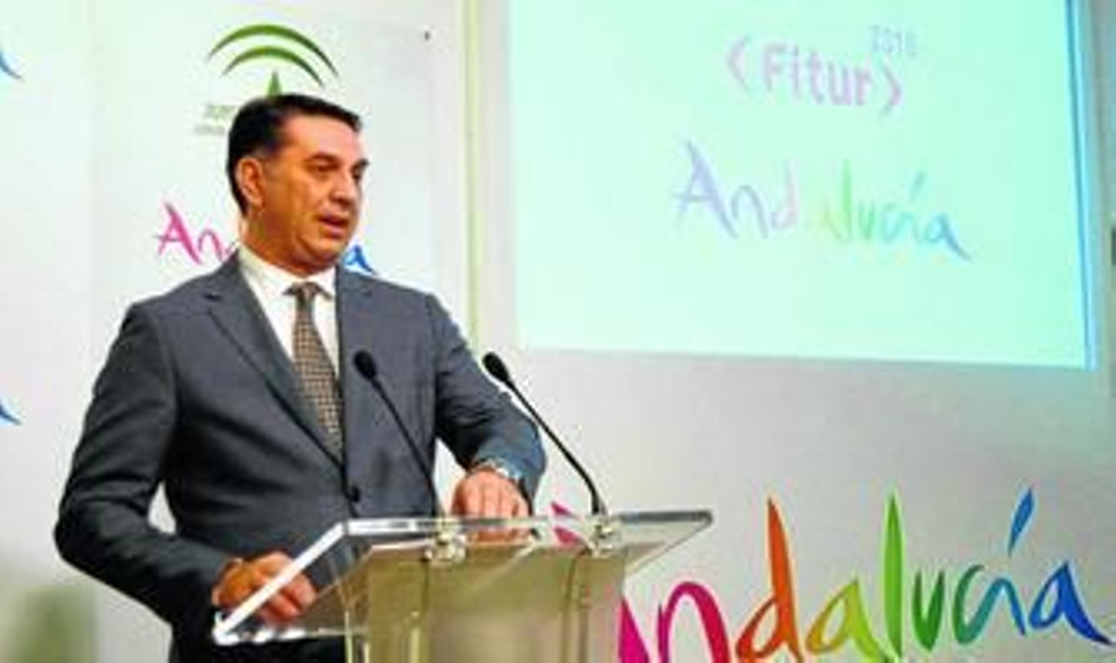 El consejero de Turismo y Deporte, Francisco Javier Fernández, ayer en la presentación en Málaga de la próxima presencia andaluza en Fitur.