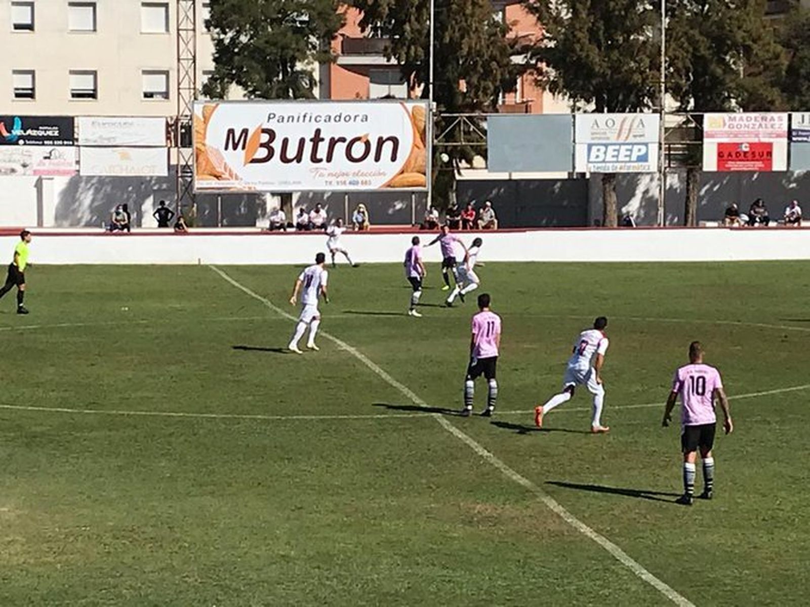 El Chiclana debutó ante la Peña Rociera con aforo limitado de público en el Municipal.