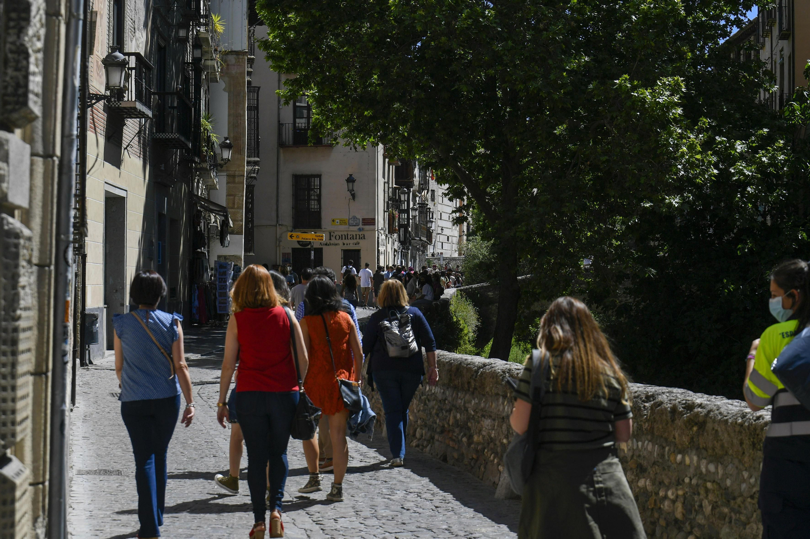 Turistas por la Acera del Darro