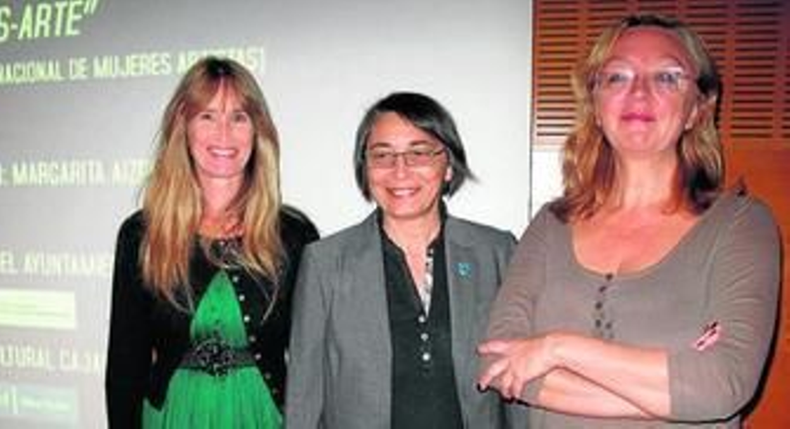 Anna Jonsson, artista sueca afincada en Sevilla, autora de uno de los vídeos; María Dolores Rodríguez Carrasco, delegada municipal de la Mujer, y Margarita Aizpuru, coordinadora y directora de este ciclo de vídeos.