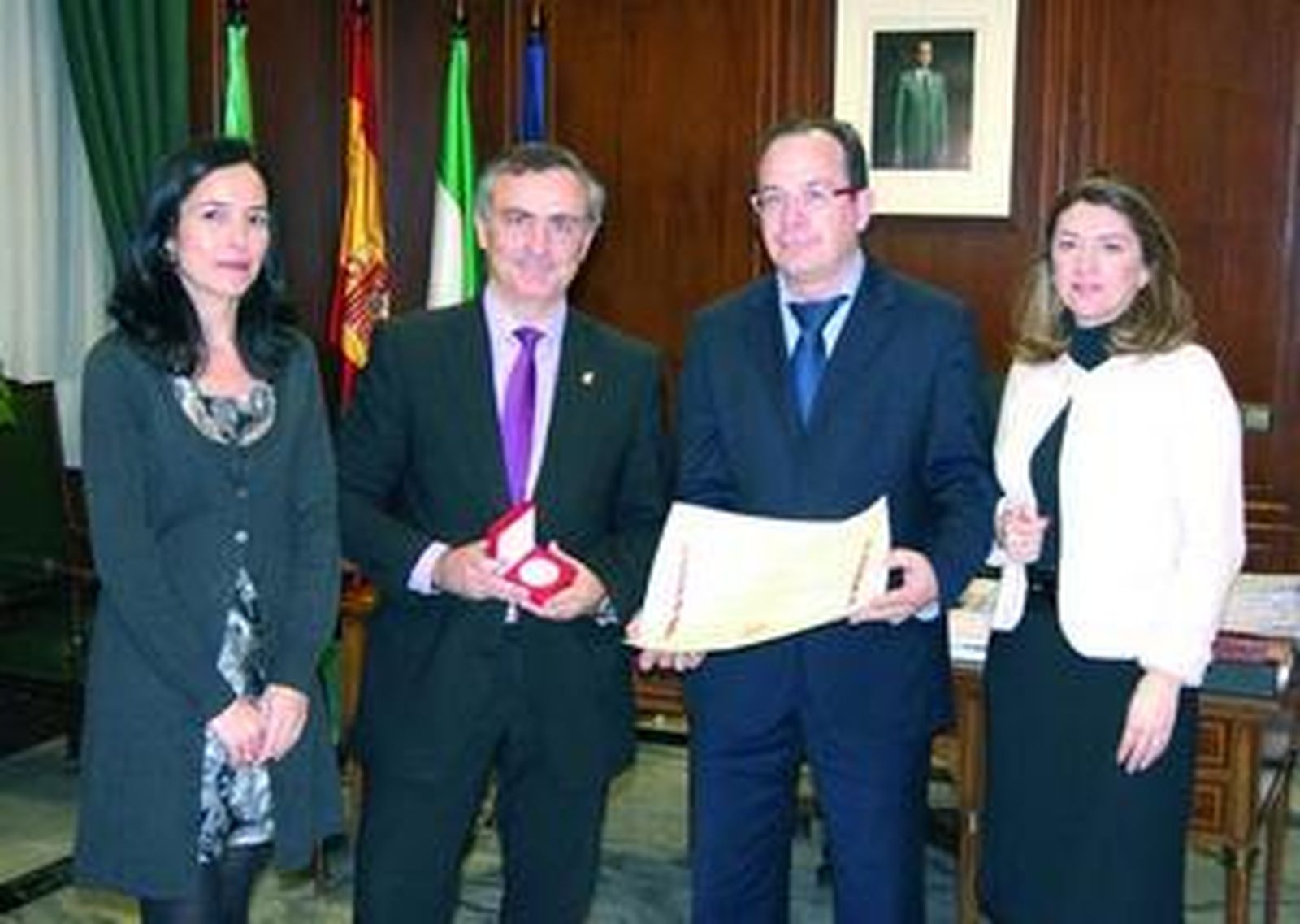 Juan Carlos Usero recibió la Medalla de la Facultad de Derecho.