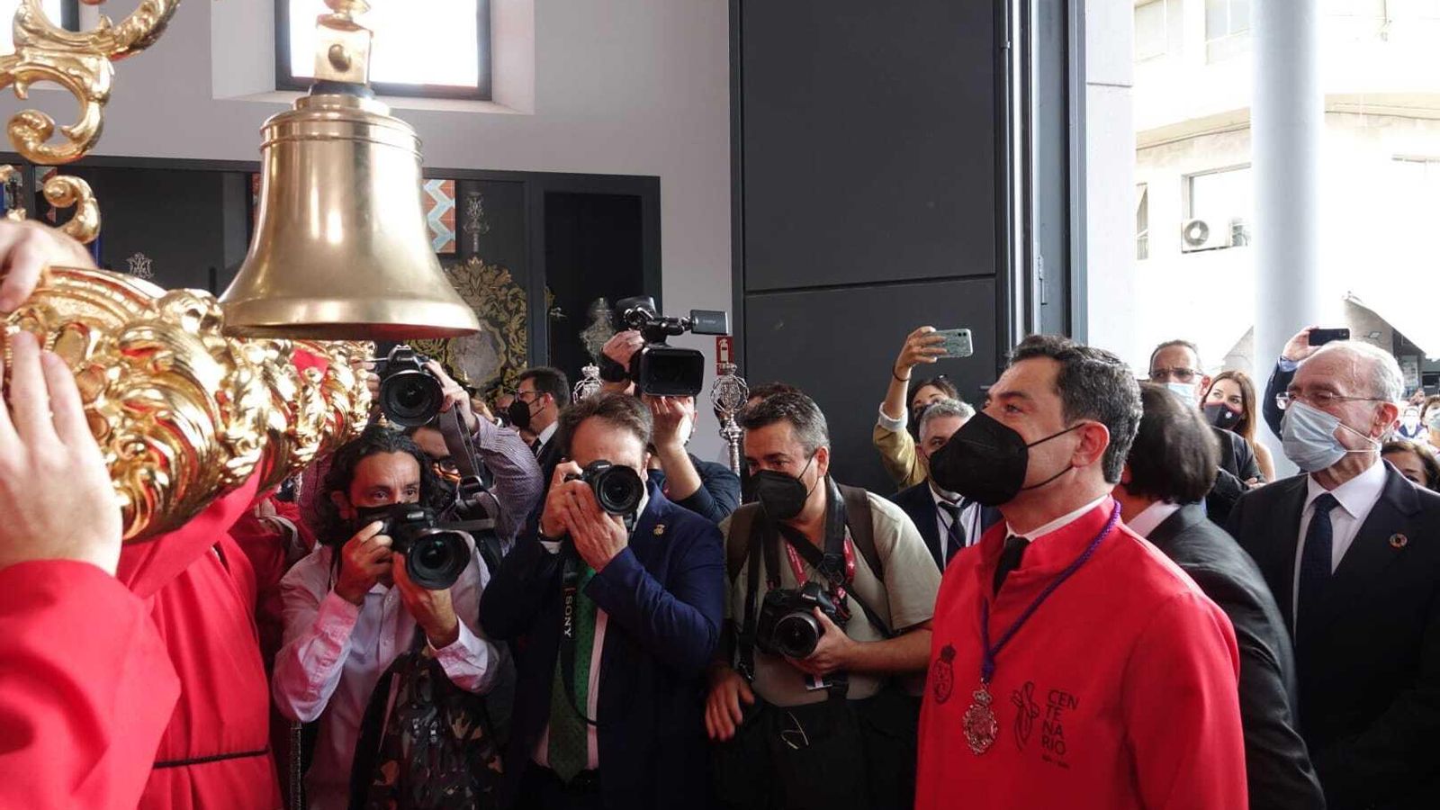 Juanma Moreno, portador del Cristo de la Exaltación, de Fusionadas, en la procesión Magna. Juanma Moreno, portador del Cristo de la Exaltación, de Fusionadas, en la procesión Magna.