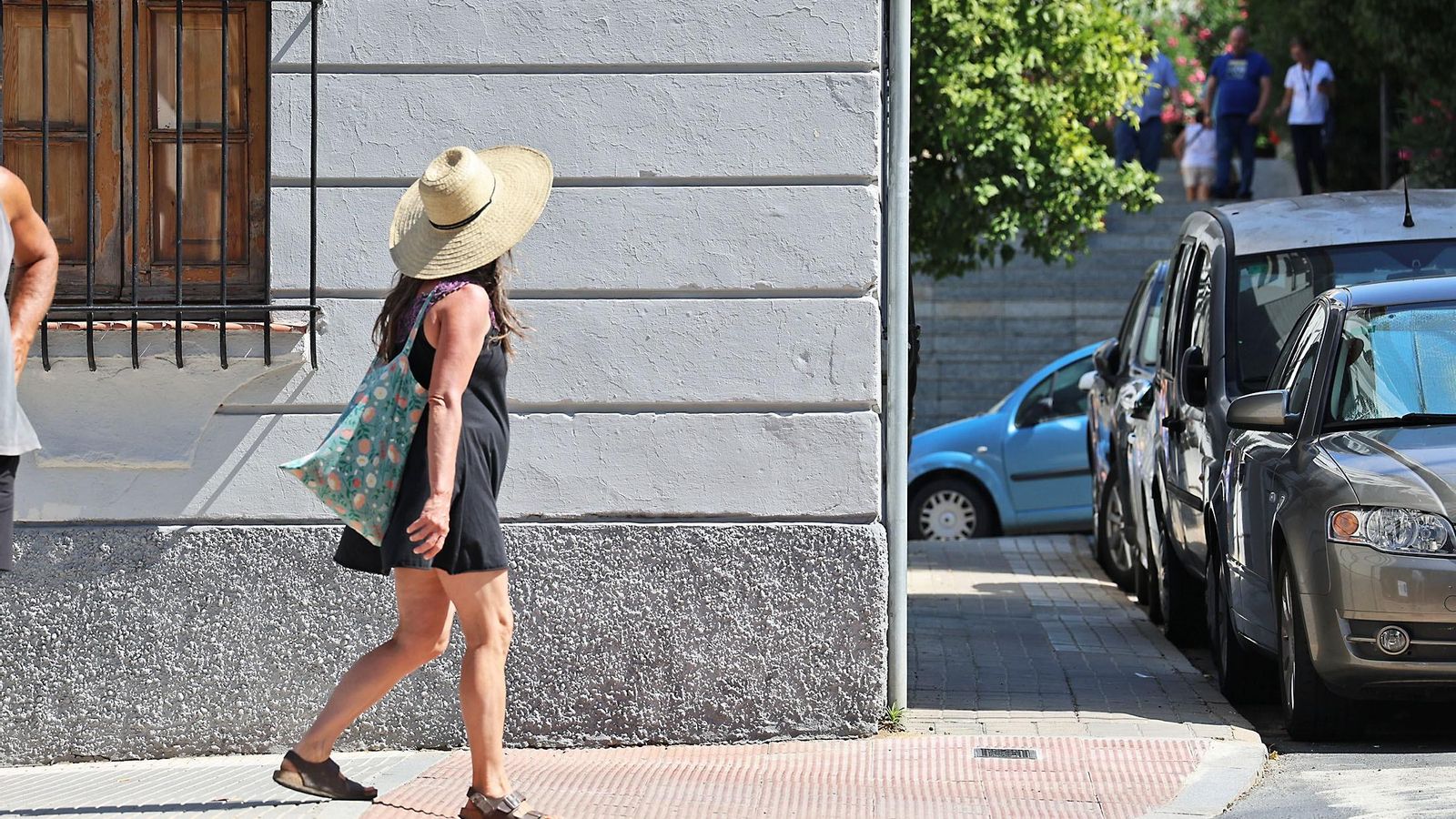 Una persona con sombrero para protegerse del sol.