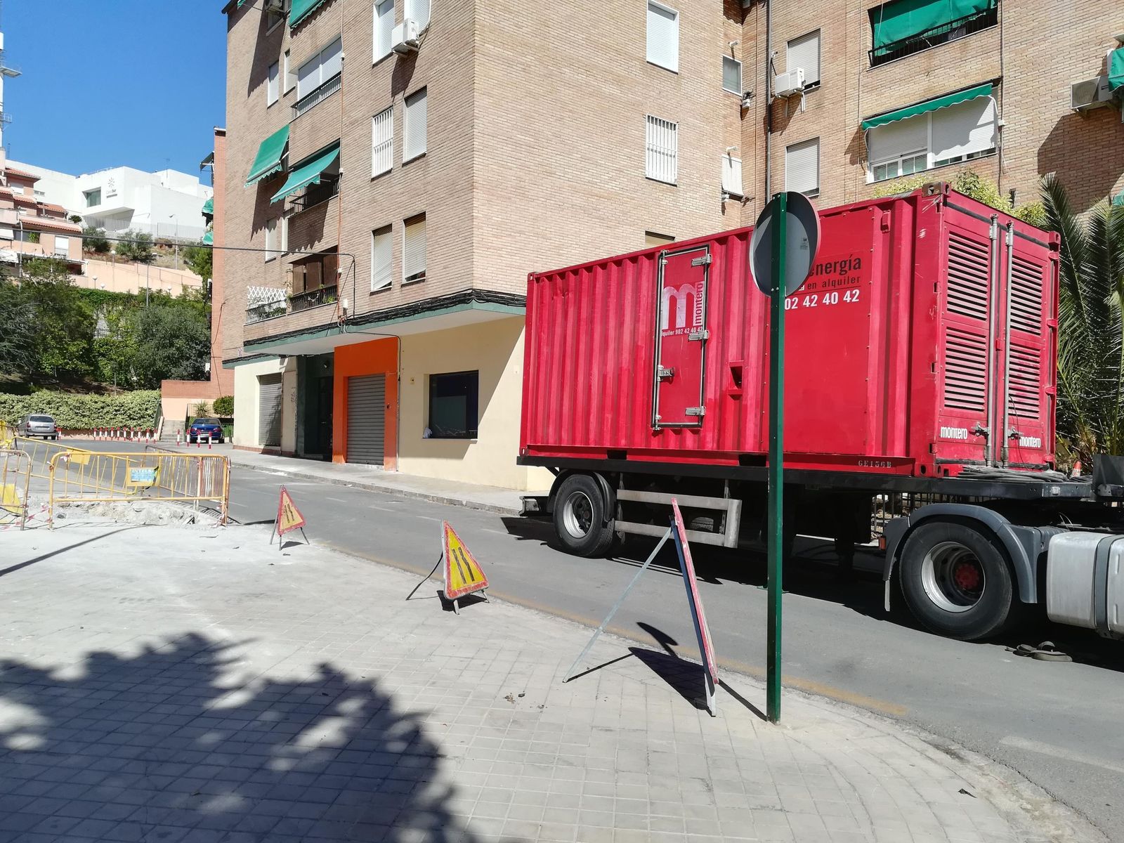 Un bloque de viviendas es abastecido por un grupo electrógeno, mientras se trata de dar solución al problema.