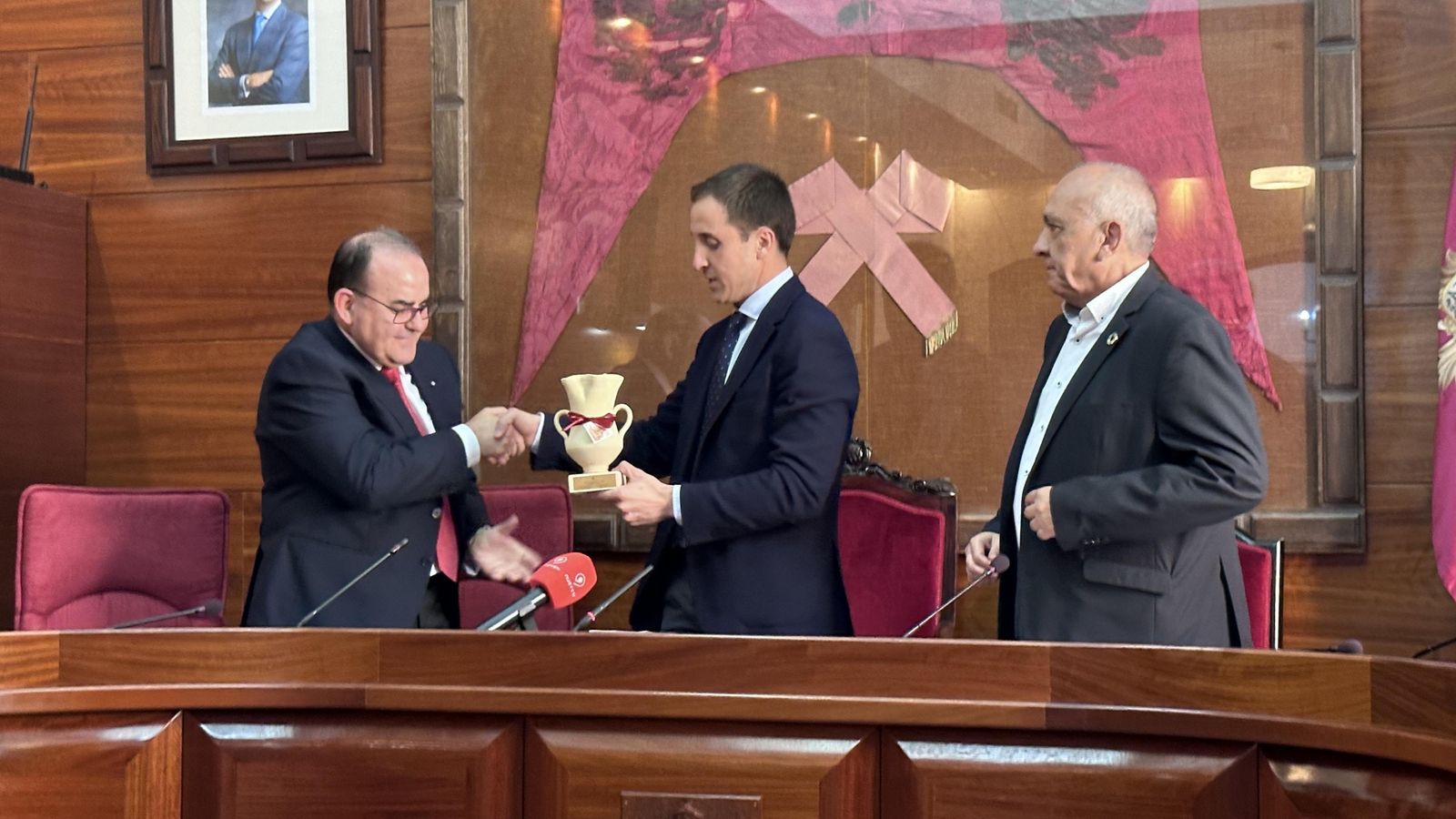 El alcalde de Vera hace entrega de una jarra de cinco picos a Miguel Hernández.