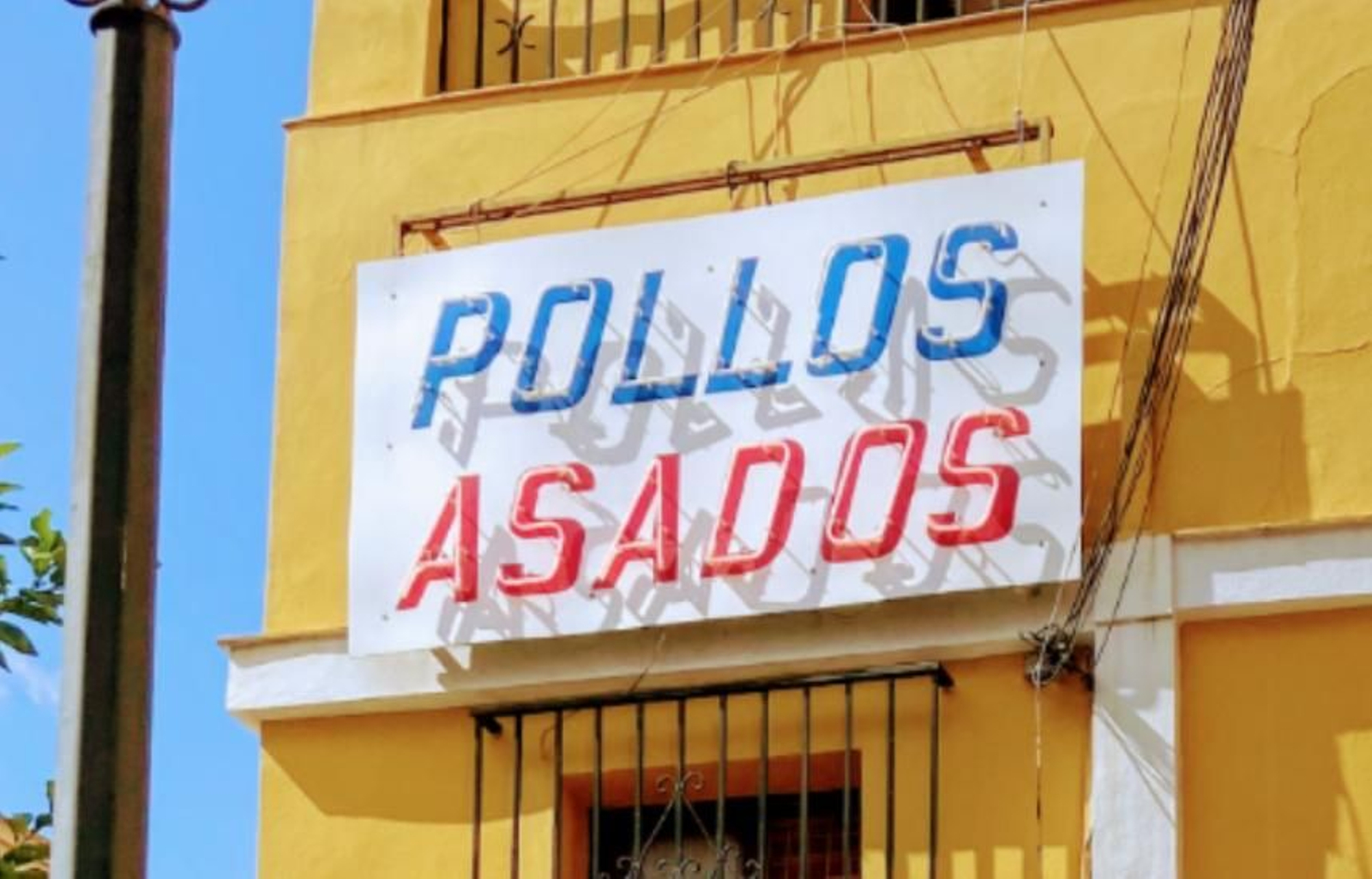 El rótulo del comercio de los pollos asados de la calle San Esteban.