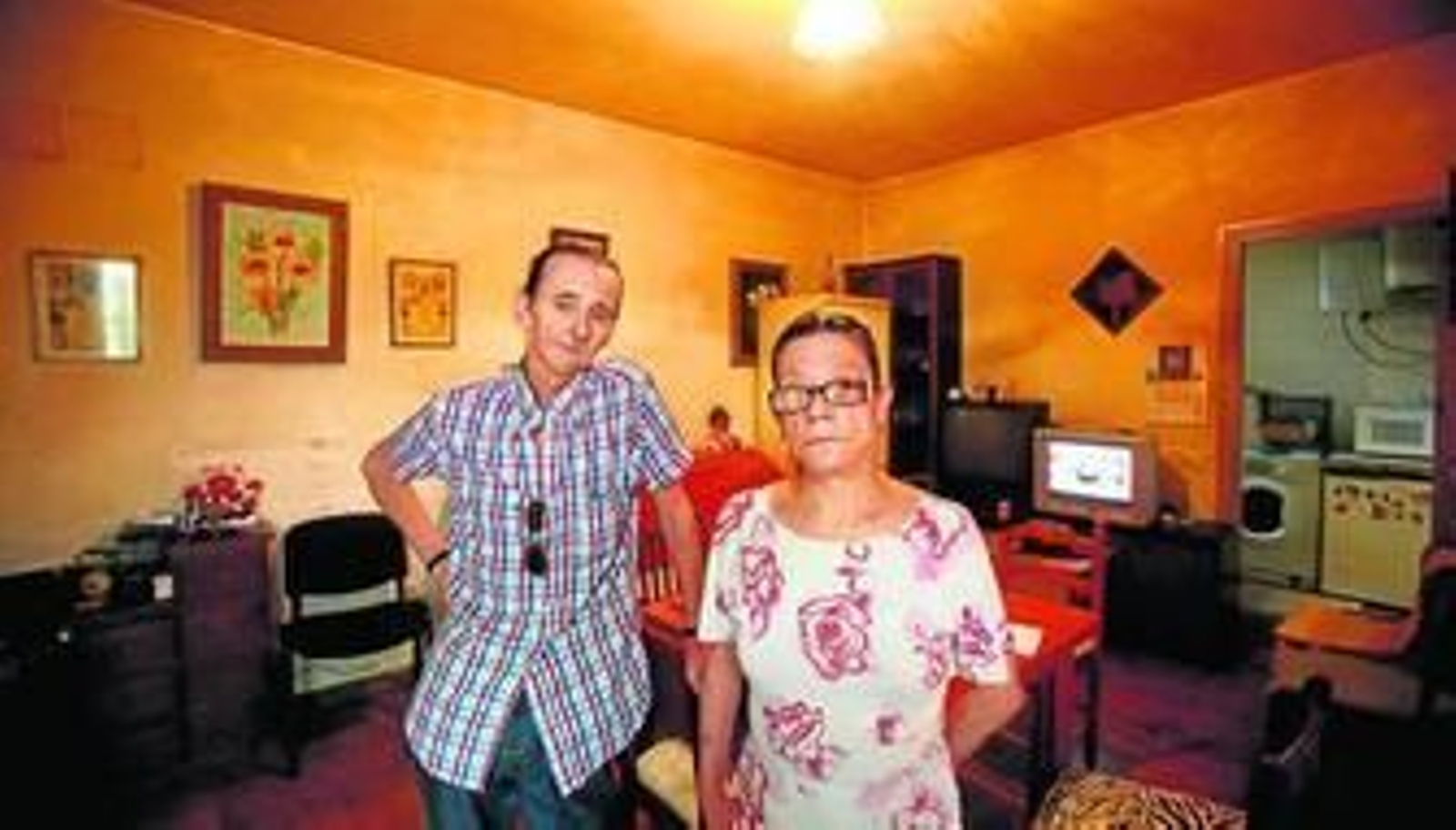 Antonio Moreno y Ana Benítez, en el salón de la vivienda que habitan en la calle Benjumeda.