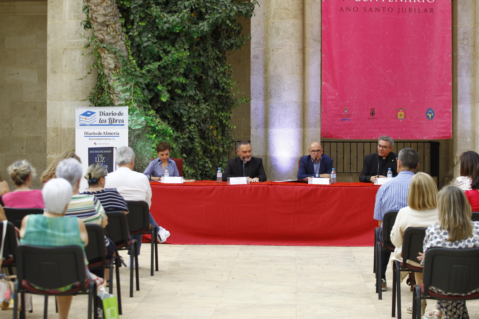 El escritor Jesús Sánchez Adalid, protagonista de Diario de los Libros, en la Catedral de Almería