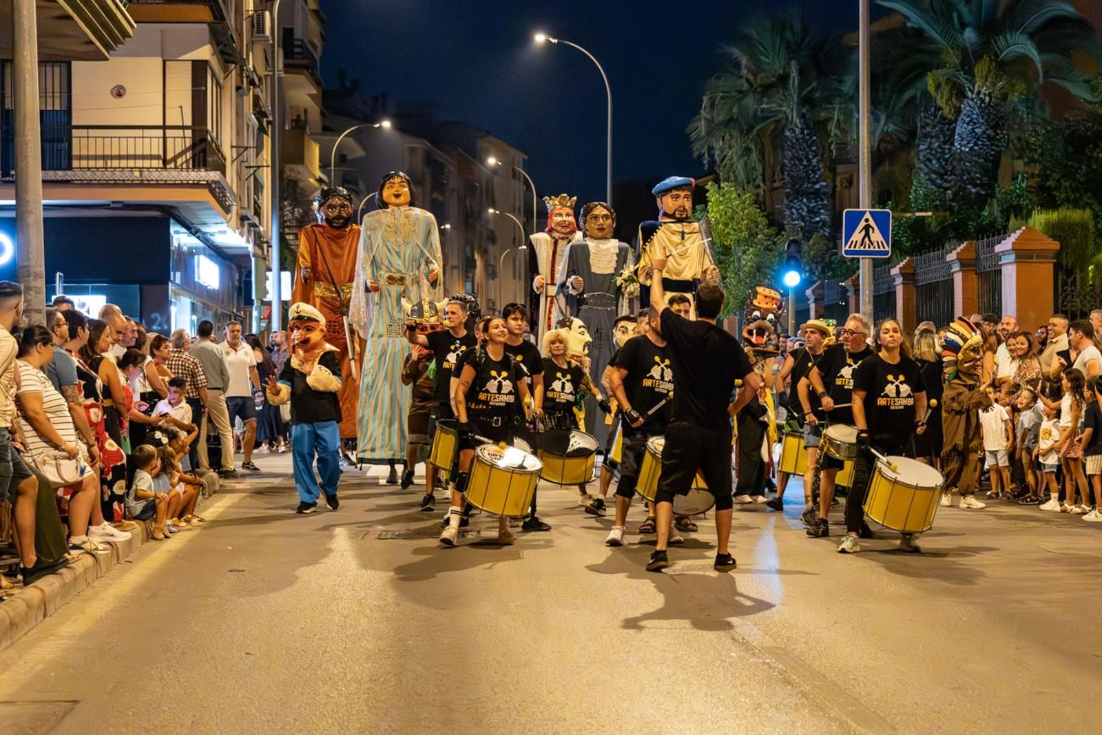 Pasacalles inaugural, fuegos artificiales e iluminación de la portada de feria y del recinto ferial de la Feria de San Bartolomé en Martos