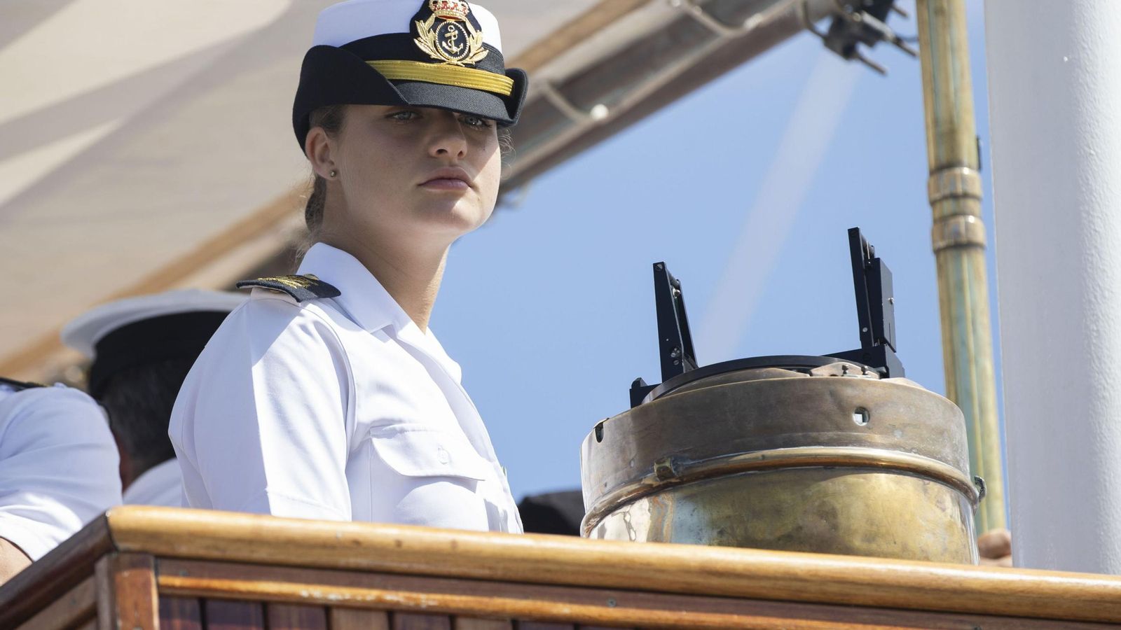 La Princesa Leonor en el puente del Elcano durante la maniobra de llegada a Santo Domingo.
