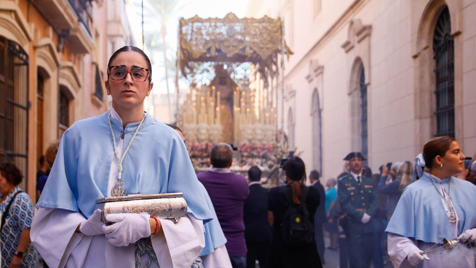 Vea la salida de la Hermandad de Los Ángeles de la Catedral de Almería
