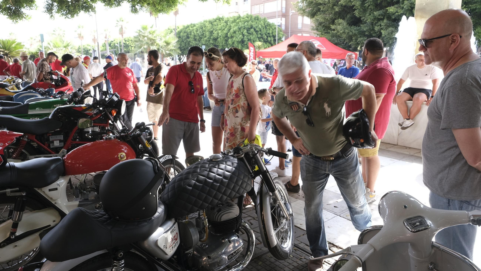 Exposición de motos antiguas y Ducatis en la Feria de Almería 2025, en imágenes