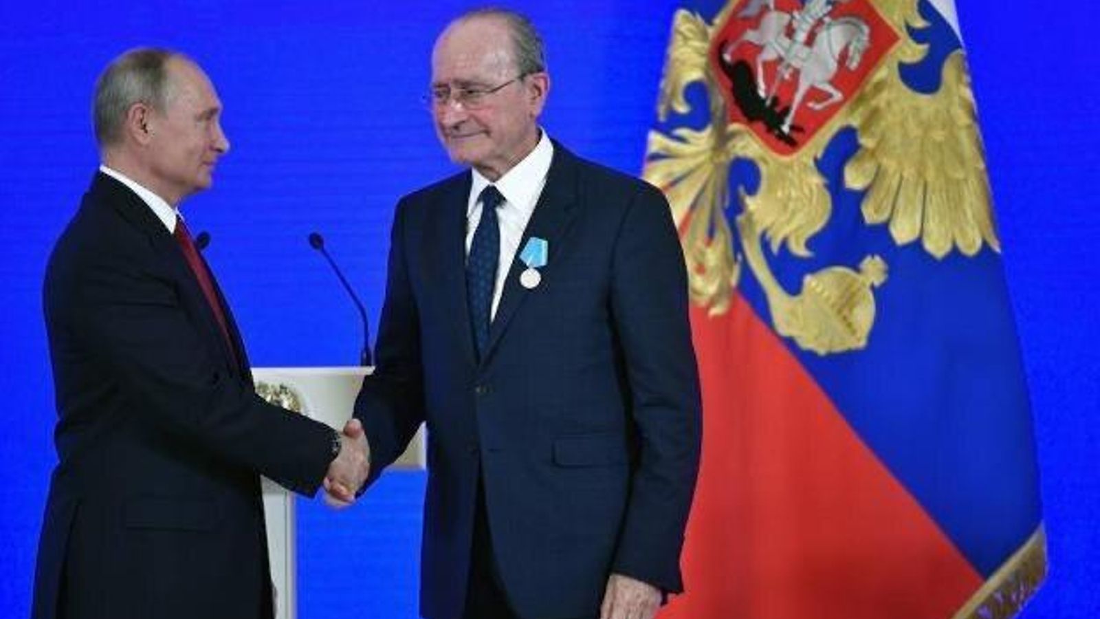 De la Torre recibe la Medalla Pushkin de manos de Putin en 2018.