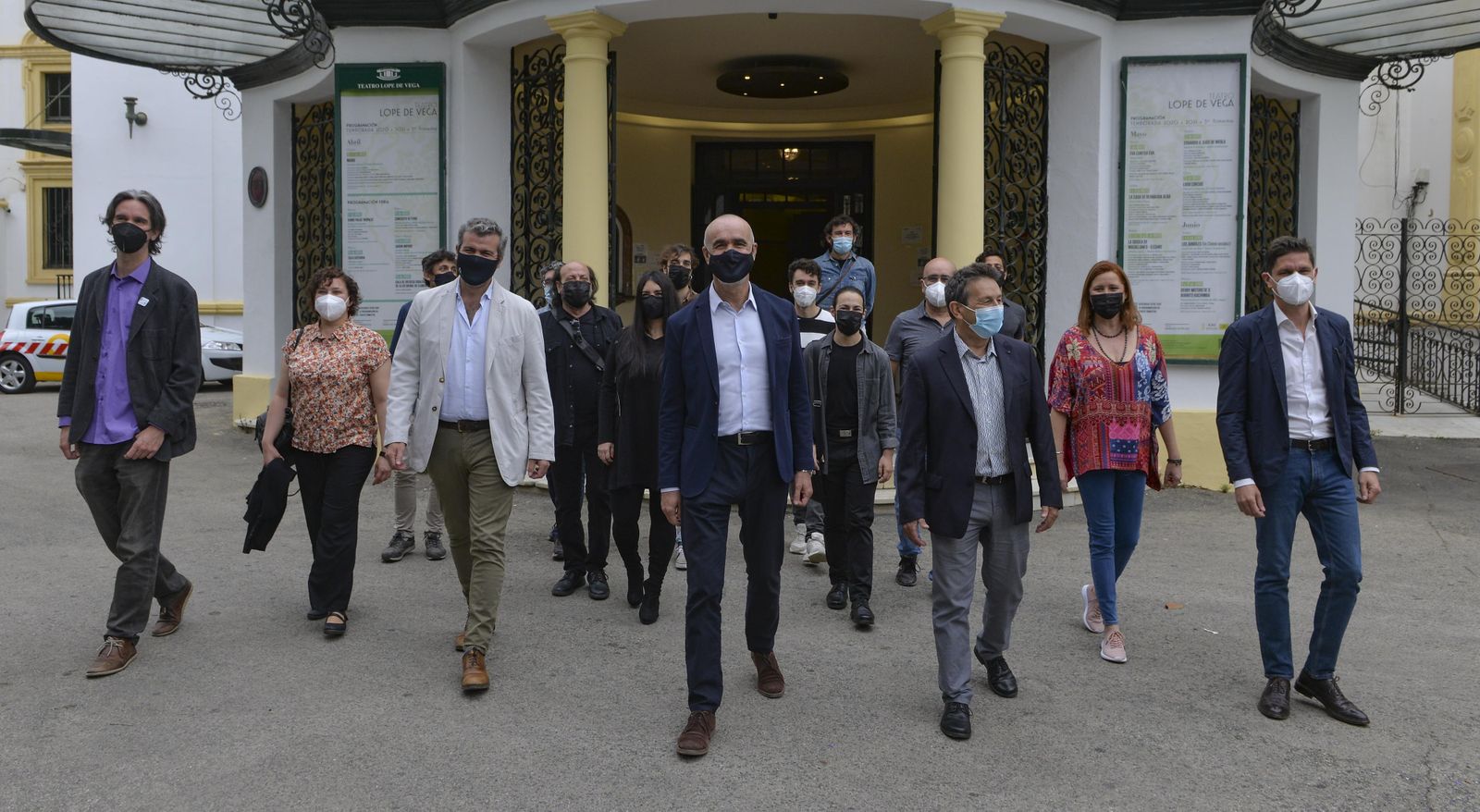 El equipo artístico de la obra, con José Lucas Chaves (Junta), Antonio Muñoz (Ayuntamiento) y Carlos Forteza, director del Lope de Vega, en la puerta del teatro.
