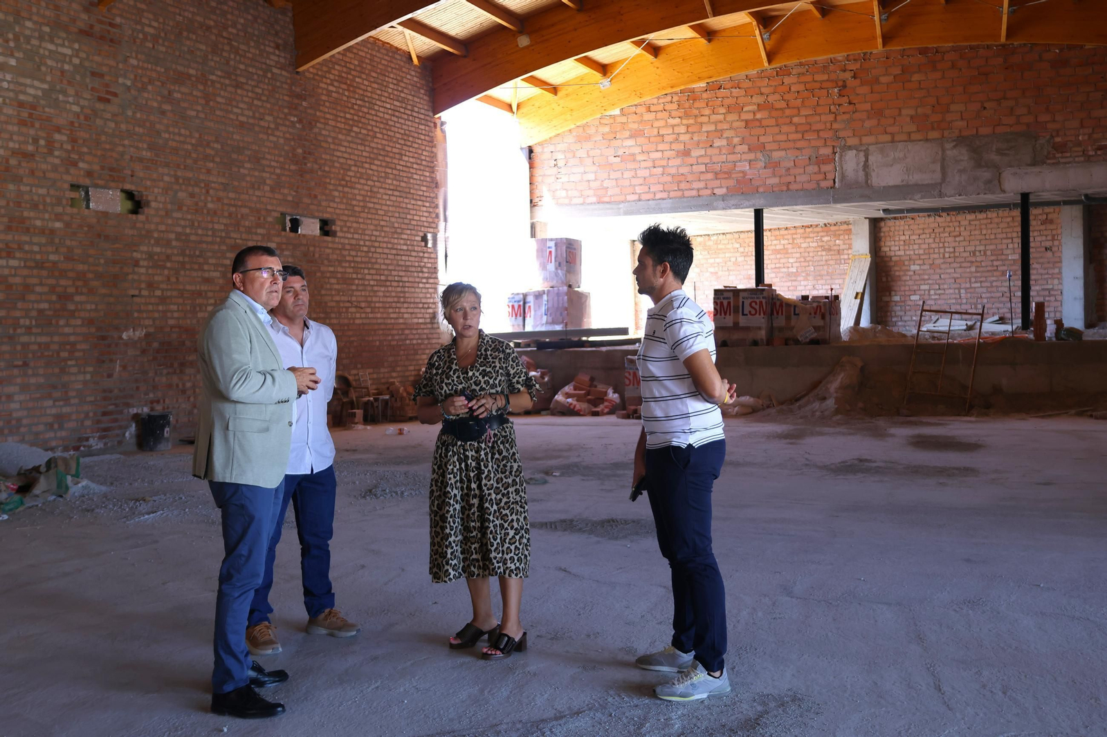 El subdelegado del Gobierno, José Antonio Montilla, visita las obras del centro junto a la alcaldesa de Güevéjar, María del Carmen Araque
