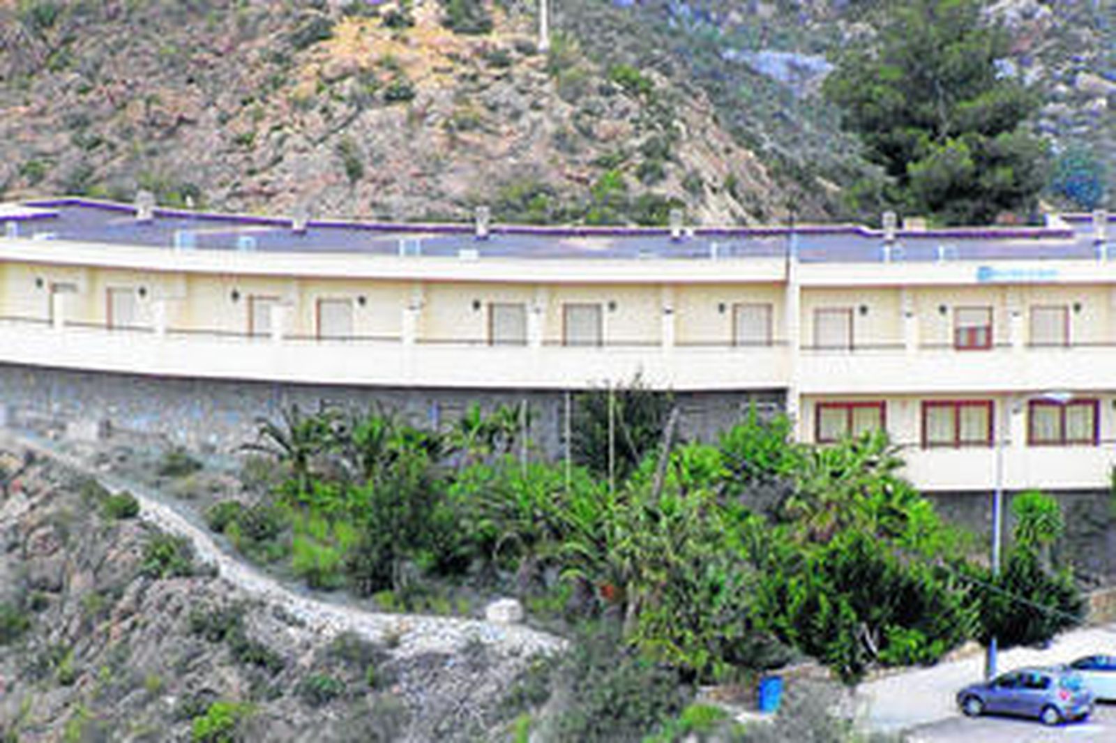 El hotel se ubica junto a un acantilado y proporciona una privilegiada panorámica de Macael.