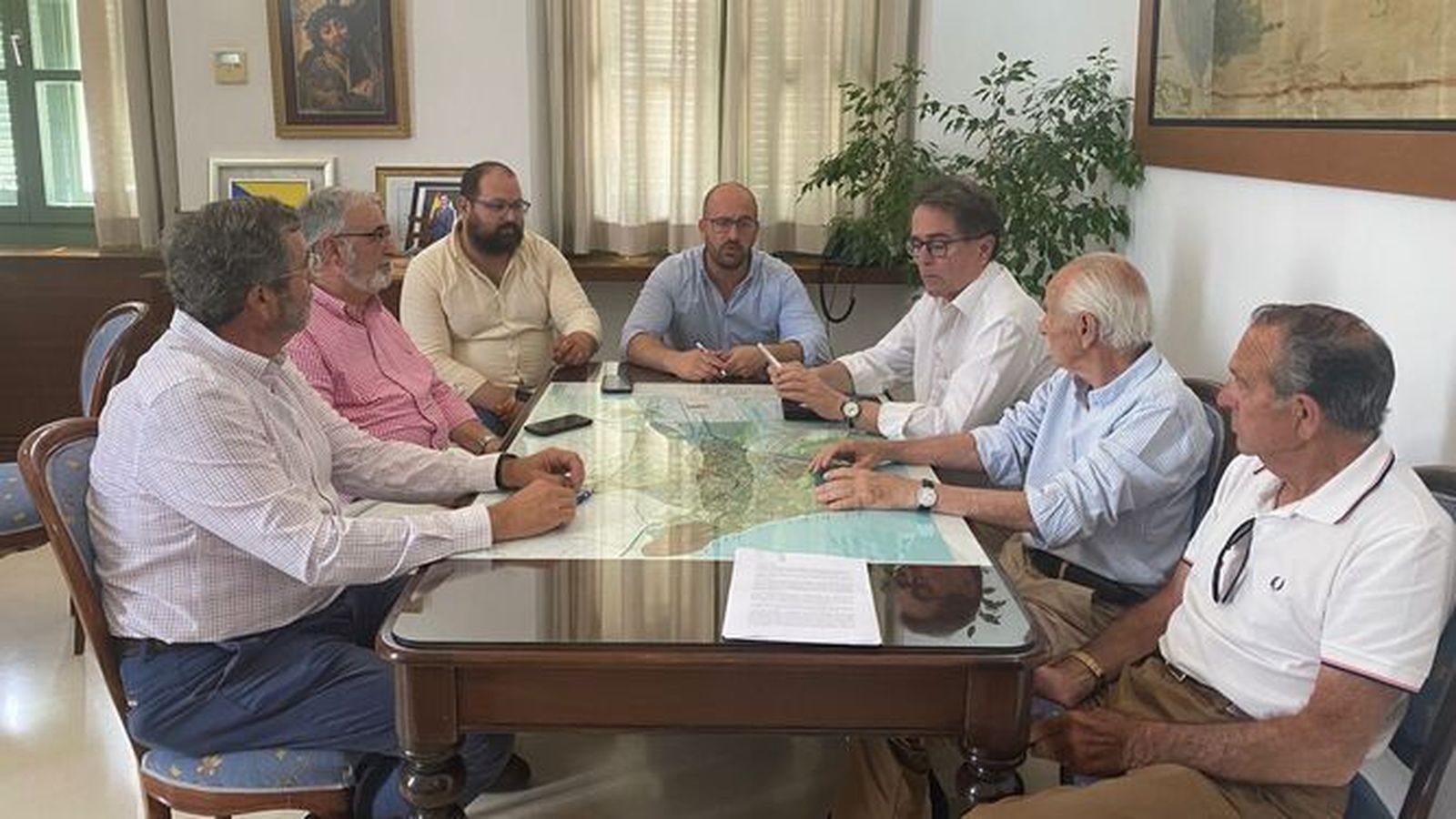La reunión del alcalde con la asociación de empresarios.