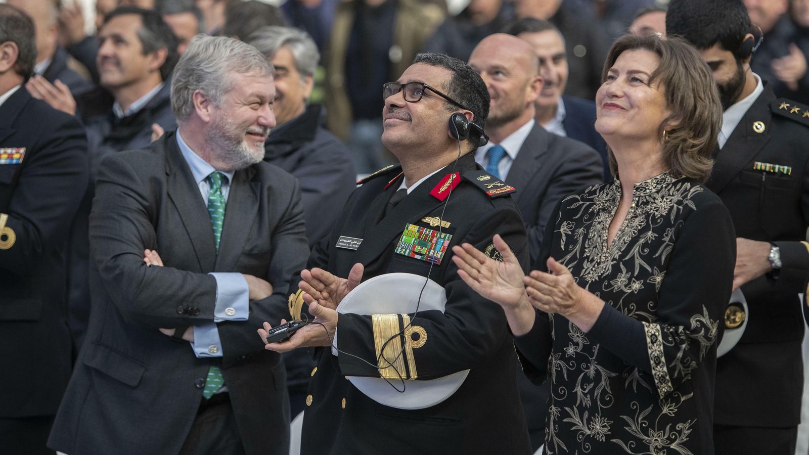 El contralmirante saudí, Fahad Ali Alfuraidan, junto a la presidenta de Navantia. Susana Sarriá, en la factoría isleña, el día del corte de chapa.