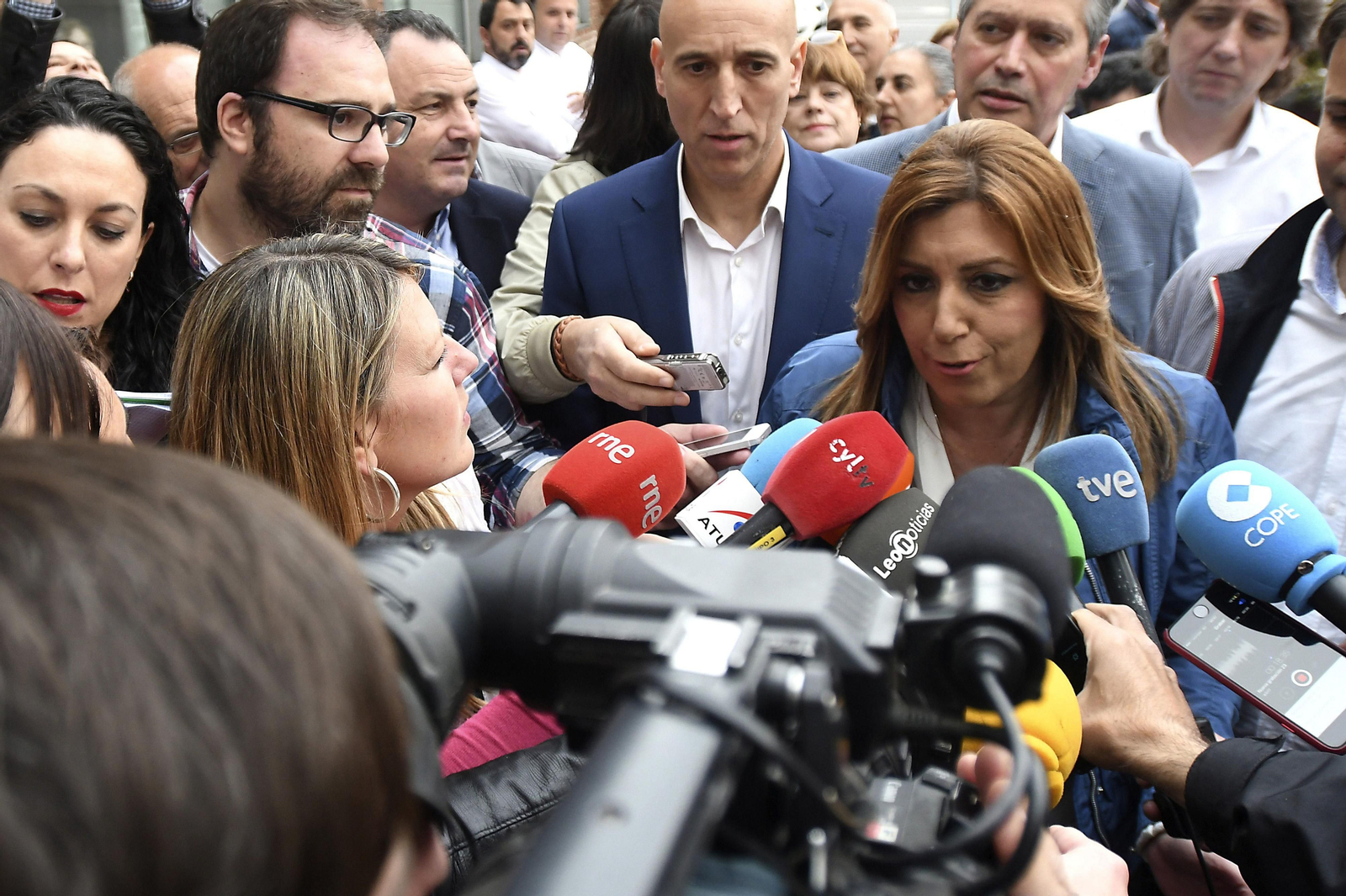 Susana Díaz atiende a la prensa.