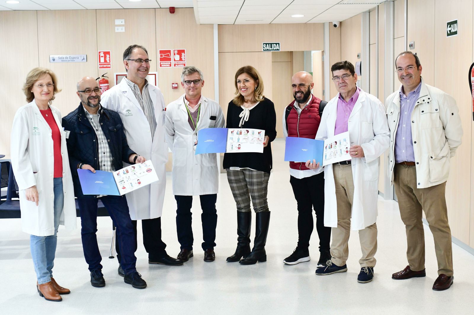 Representantes de los centros de salud con las guías anticipativas.