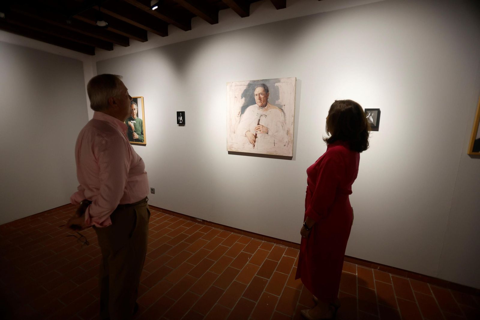 La exposición que repasa en retratos la vida de Antonio Gala, en imágenes