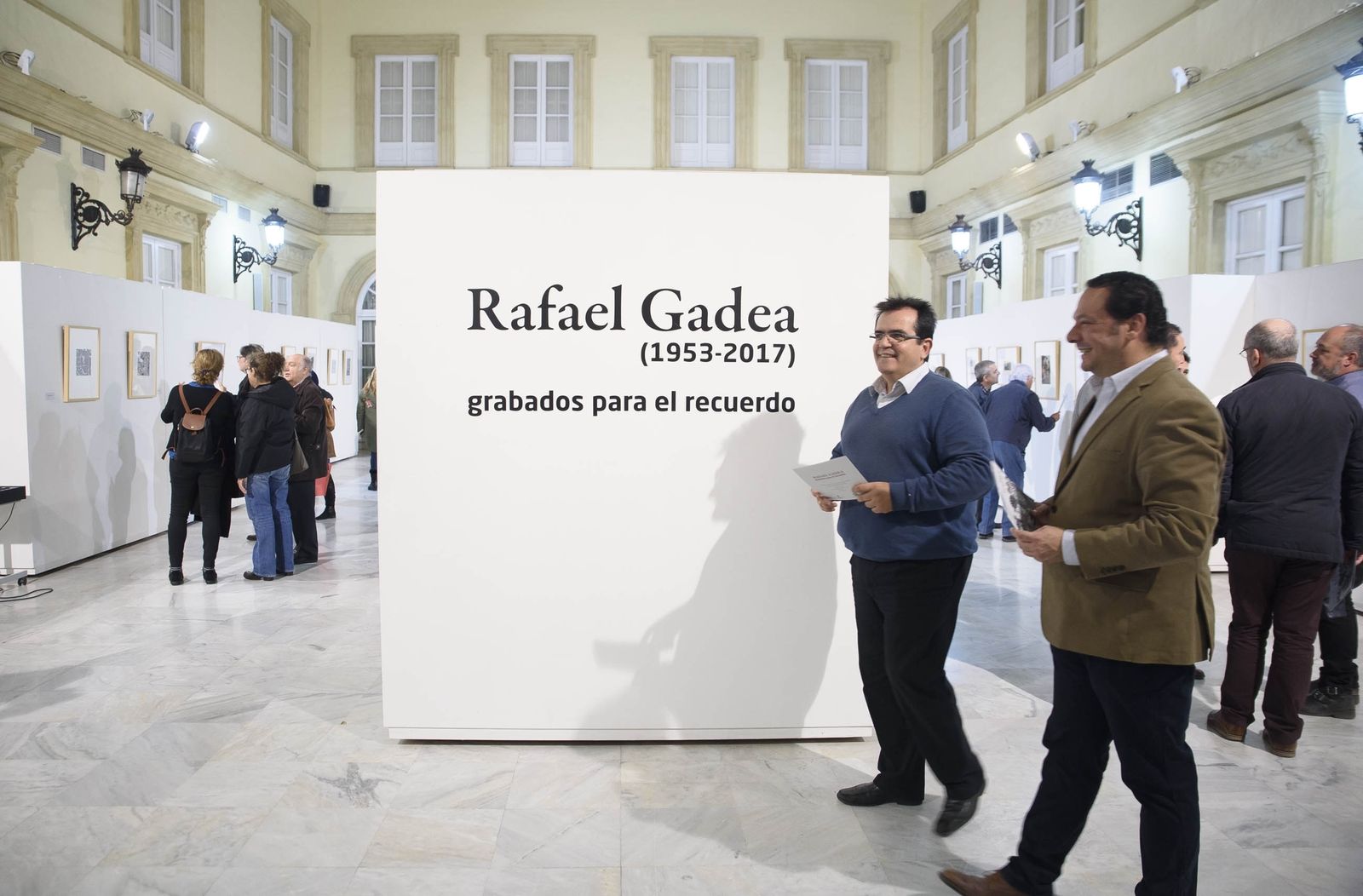 Antonio Jesús Rodríguez y Juan Manuel Martín Robles visitando la exposición de Gadea.