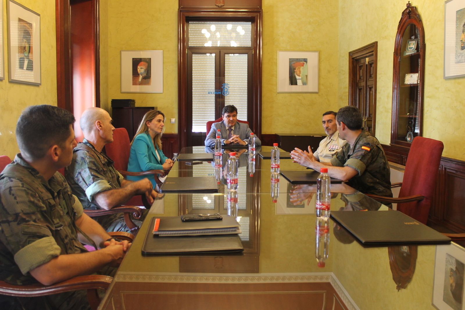 Visita al Ayuntamiento de Huelva del teniente coronel jefe del Grupo de Misiles Mistral.