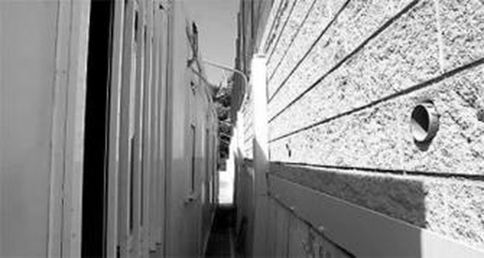 En el interior de una de las aulas del CEIP Gregorio Marañón se amontonan las cajas con material y mobiliario.