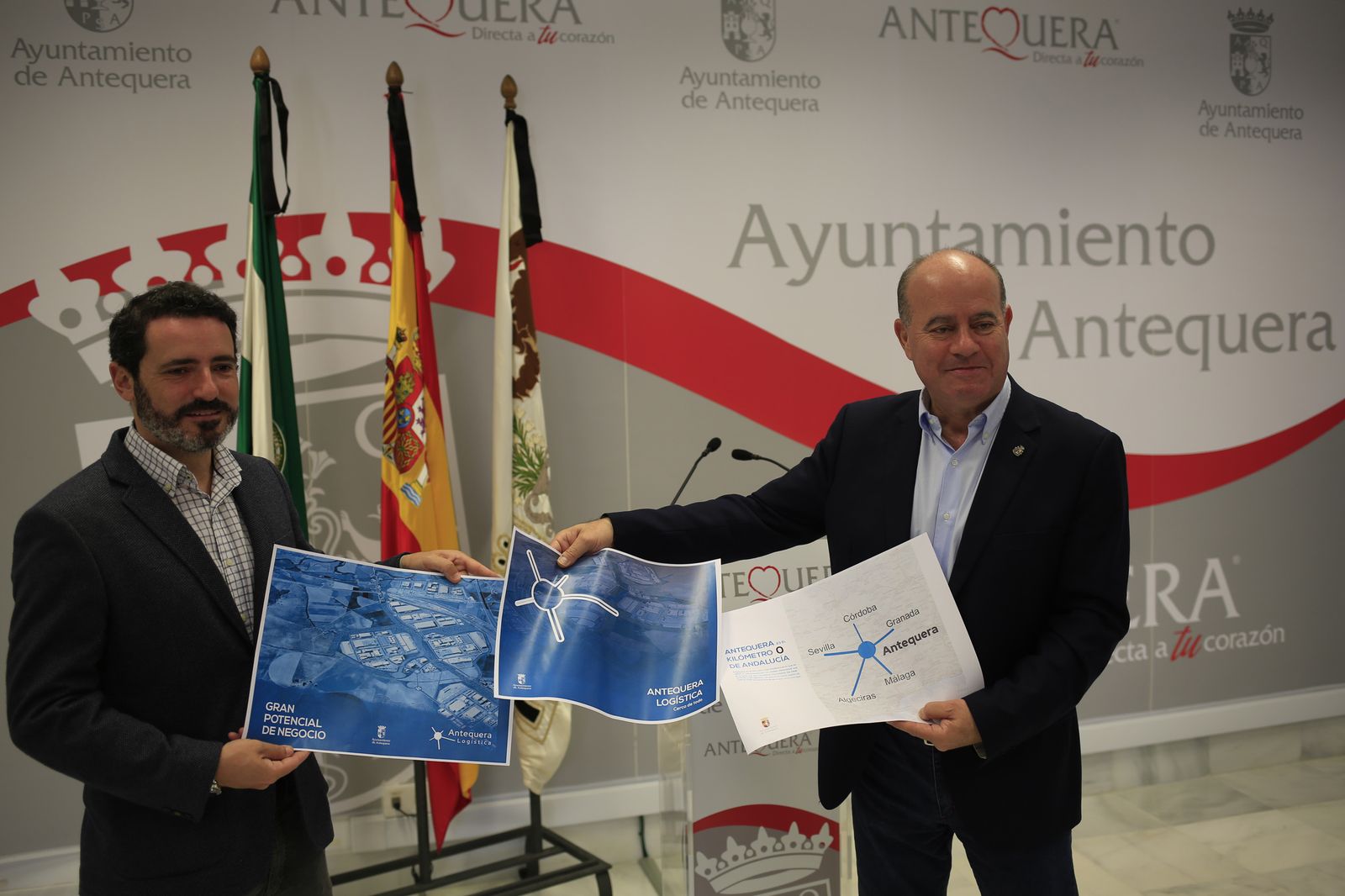 El alcalde, Manuel Barón, junto al responsable del área de Logística, José Ramón Carmona.