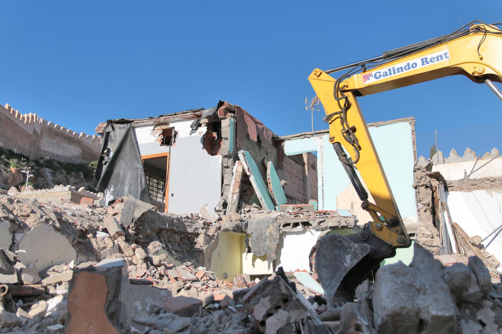 Las imágenes del derribo de las casas del entorno de la Alcazaba
