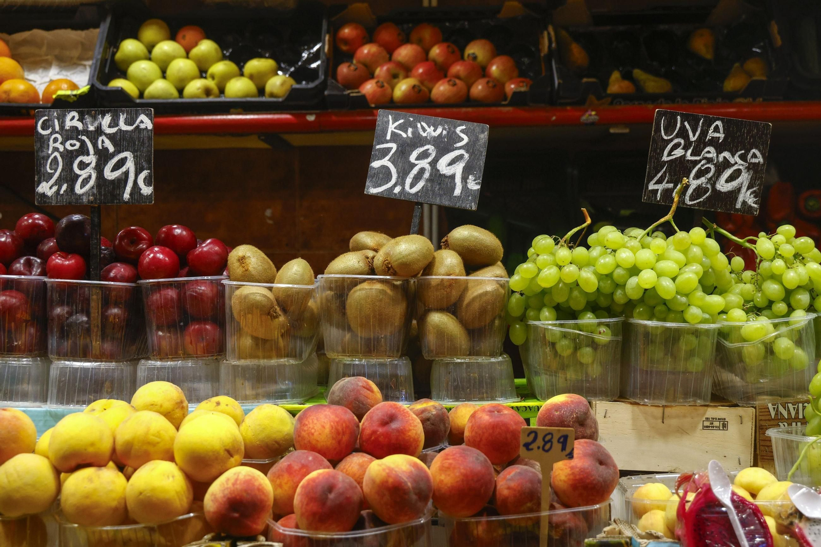 Aspecto de una parada de fruta en un mercado.