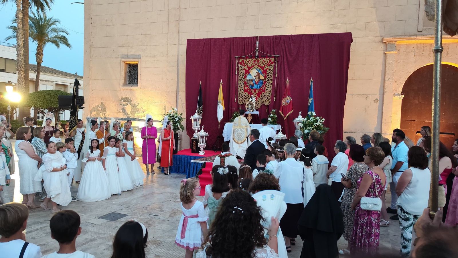 Los niños y niñas que han realizado la Primera Comunión este año se han sumado a la procesión