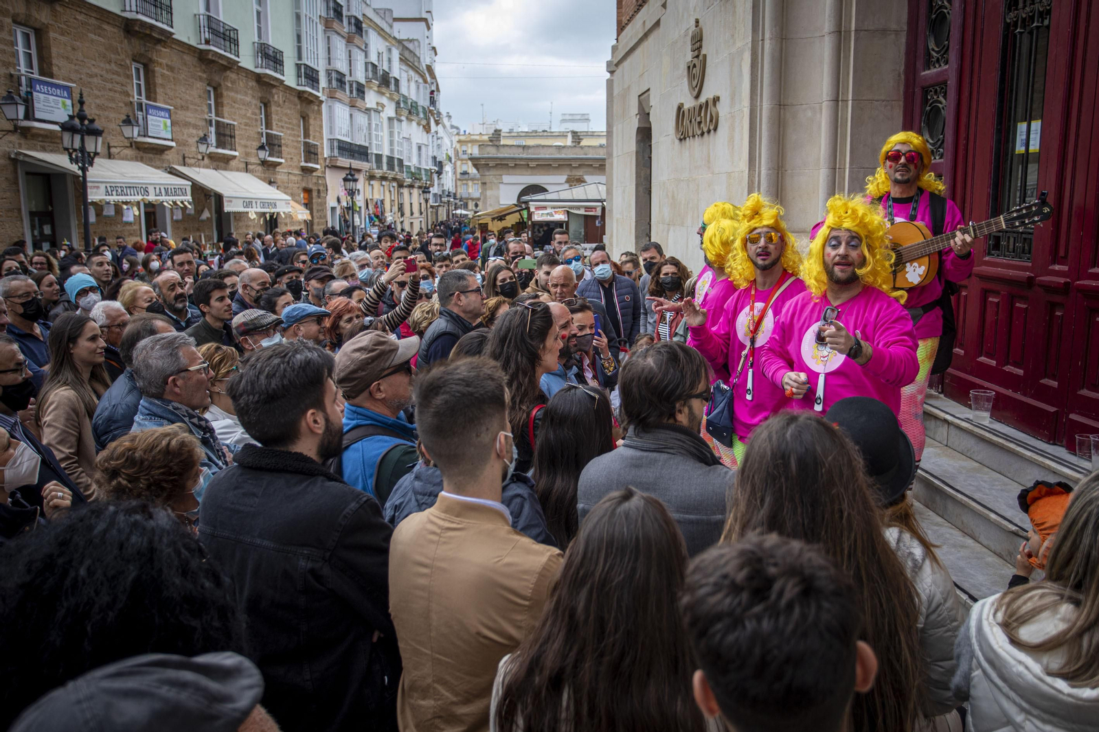 Una agrupación callejera actúa ante el público en la escalera de Correos.