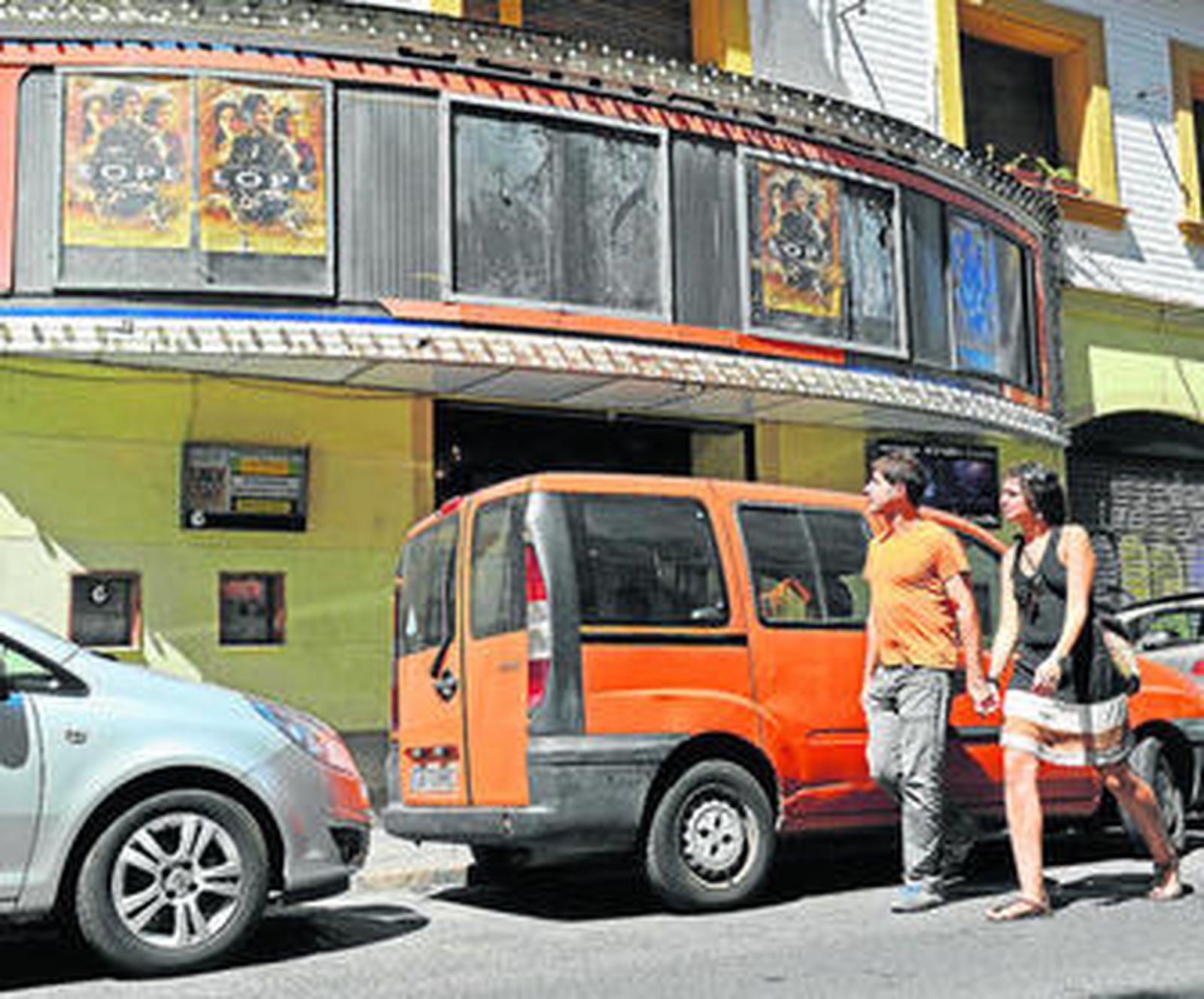 Una pareja pasa junto al cine Cervantes (Amor de Dios) donde se proyecta la película 'Lope'.