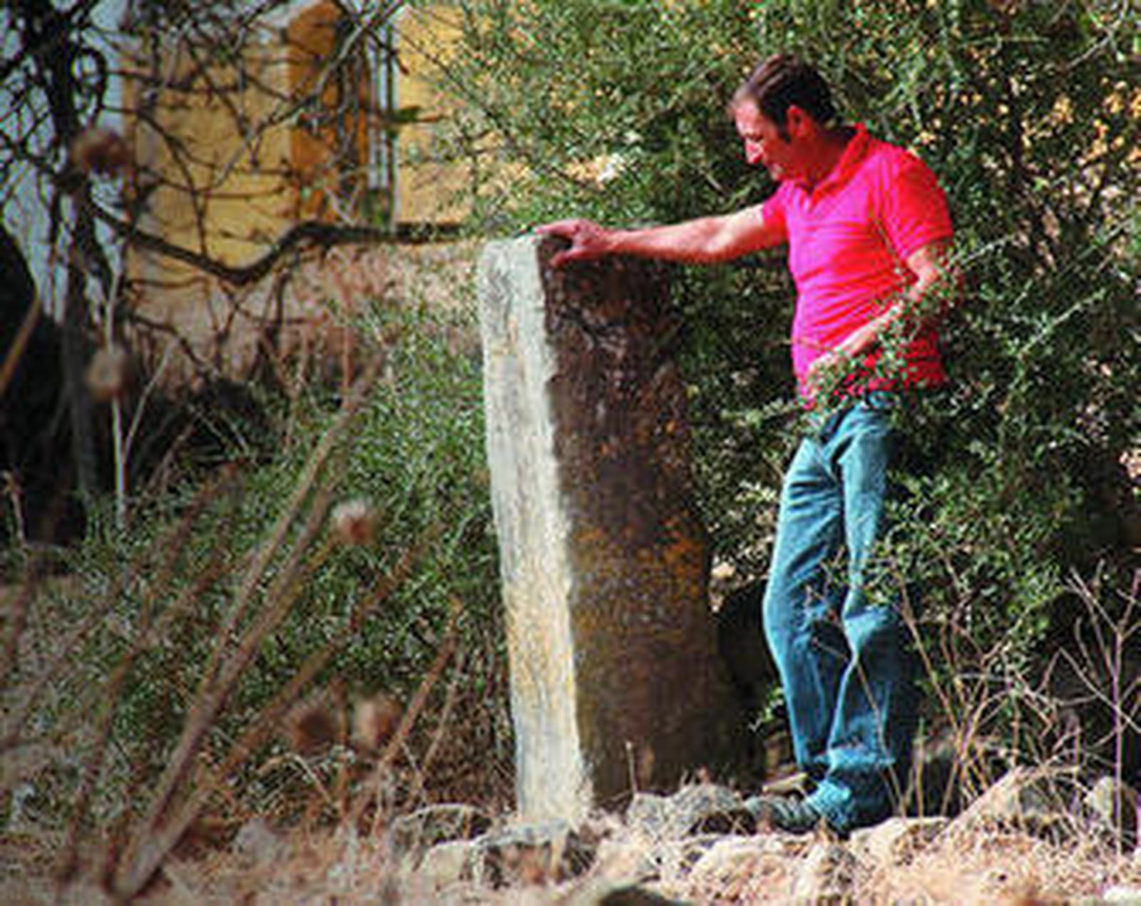 Pedro buscaba piedras y encontró una necrópolis