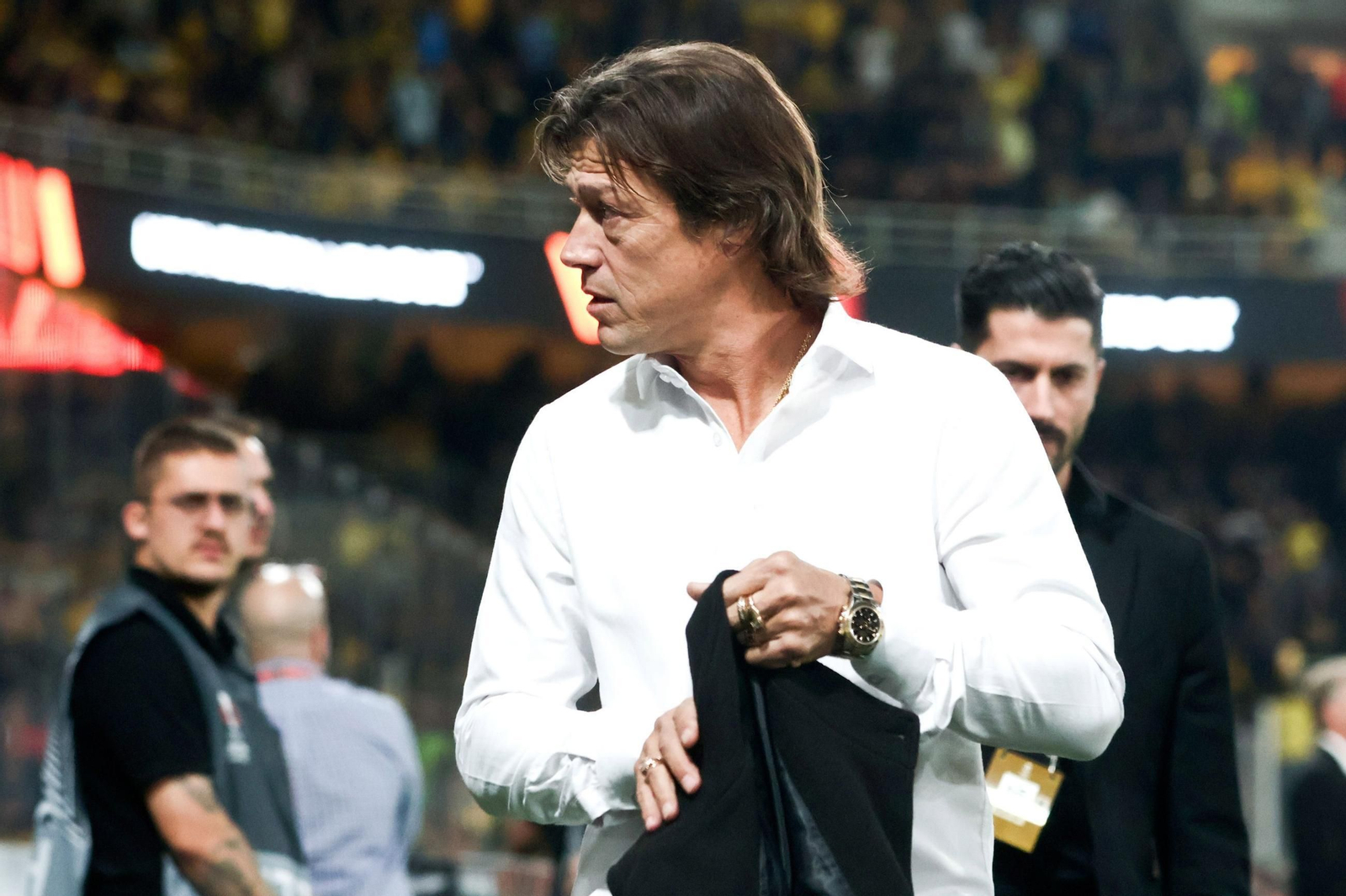 Matías Almeyda dobla su chaqueta durante un AEK-Ajax de Champions. Matías Almeyda dobla su chaqueta durante un AEK-Ajax de Champions.