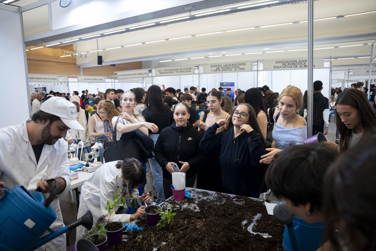 Jóvenes participando en uno de los muchos y variados talleres de 'Juvealmería'.