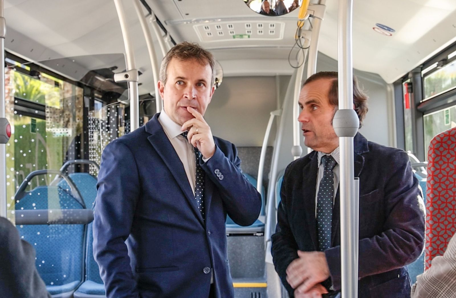 Julio Millán y Valeriano Díaz en el interior de un autobús de Alsa.