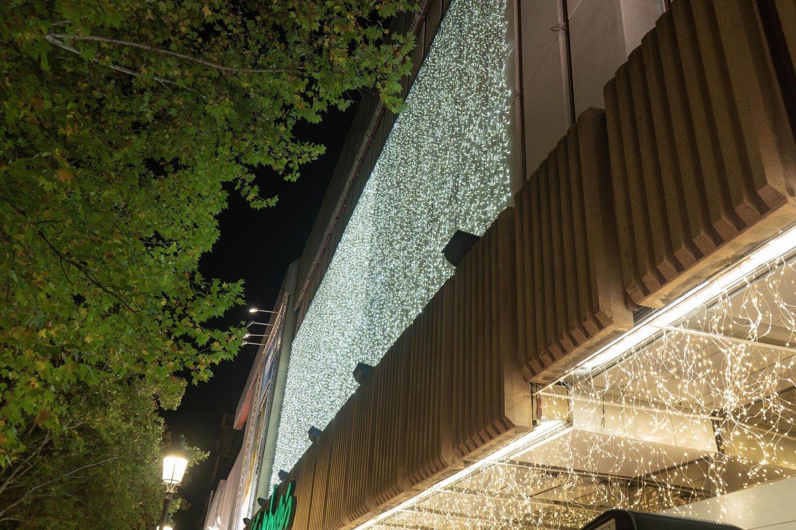 Así se ha iluminado El Corte Inglés de Granada para dar la bienvenida a la Navidad