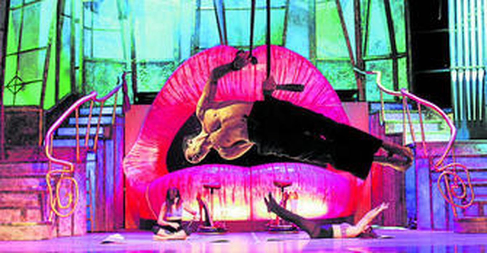 Acrobacias en la suntuosa puesta en escena de 'The Hole'.