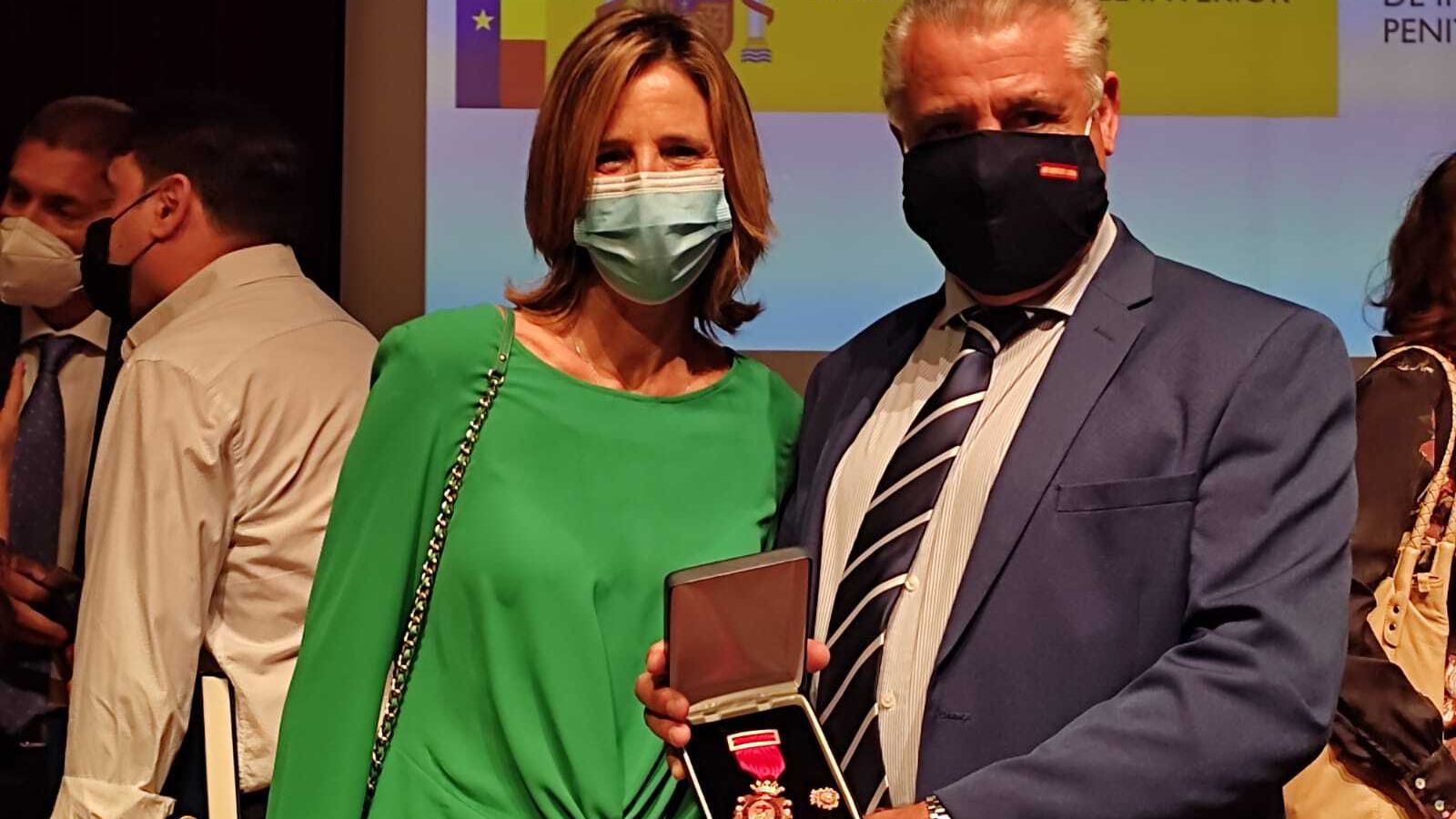 Tomás Pagés, con su medalla, junto a la directora de Sevilla-I, Ana Isabel Martín.