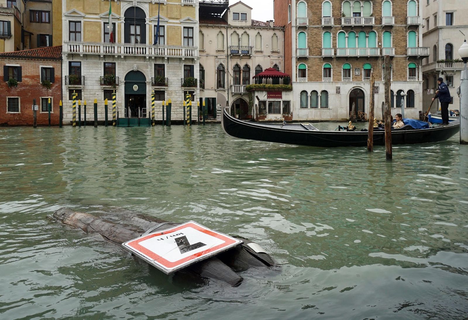 Un señal caída en un canal de Venecia.