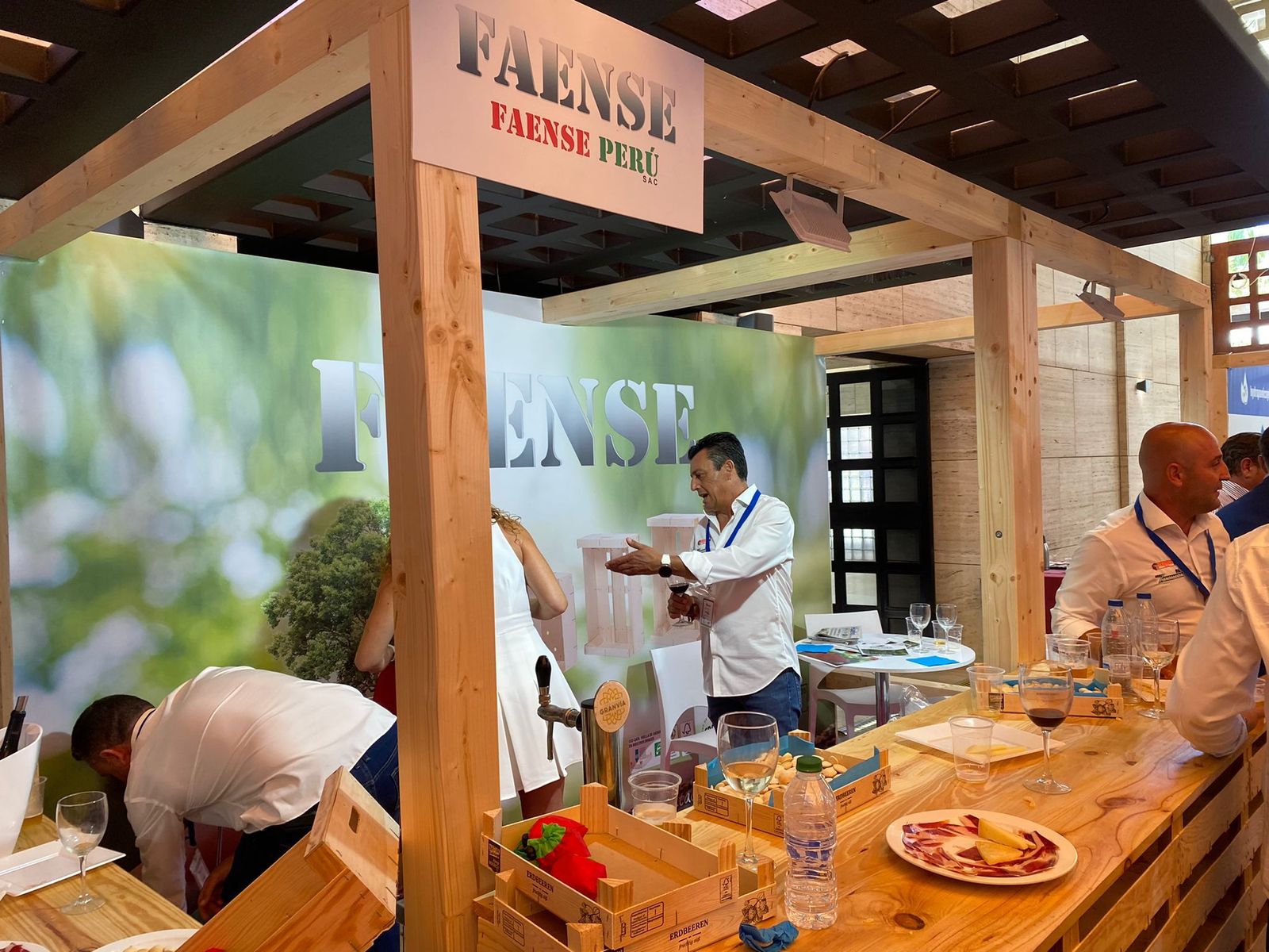 Más de medio centenar de empresas participan en el Congreso de Frutos Rojos