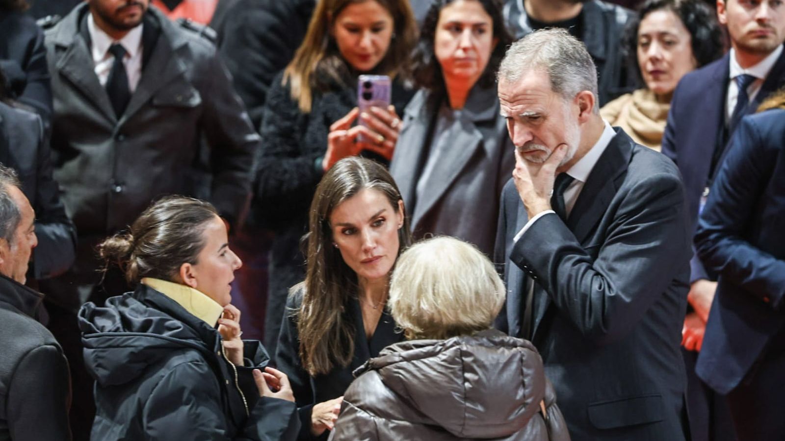 Conversación entre los Reyes y familiares de las víctimas, tras el acto.