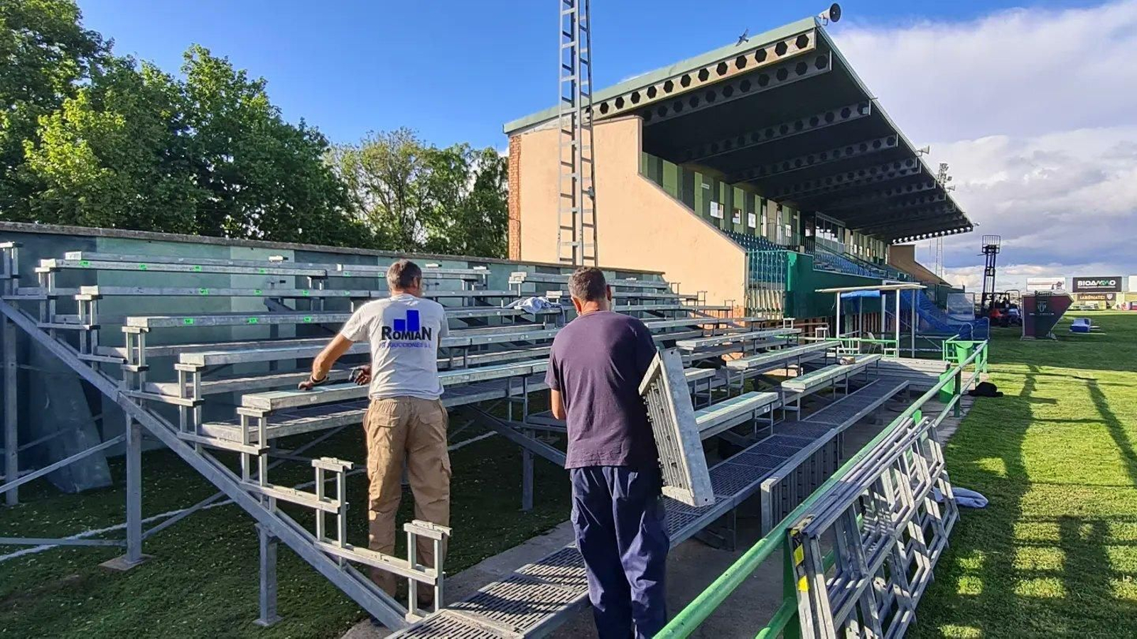 Instalación de gradas supletorias en el campo de La Albuera en Segovia.